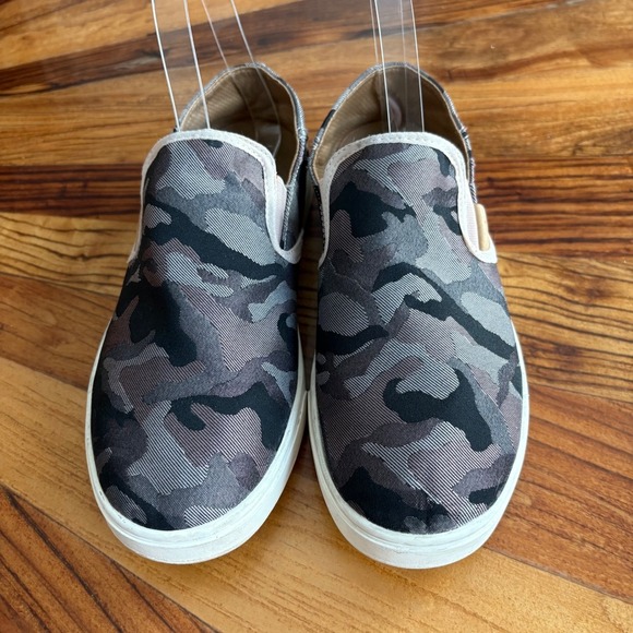 OluKai Pehuea Pa'i Women's Slip On Sneakers Pink Gray Camouflage Print Size 8.5 - Picture 3 of 6